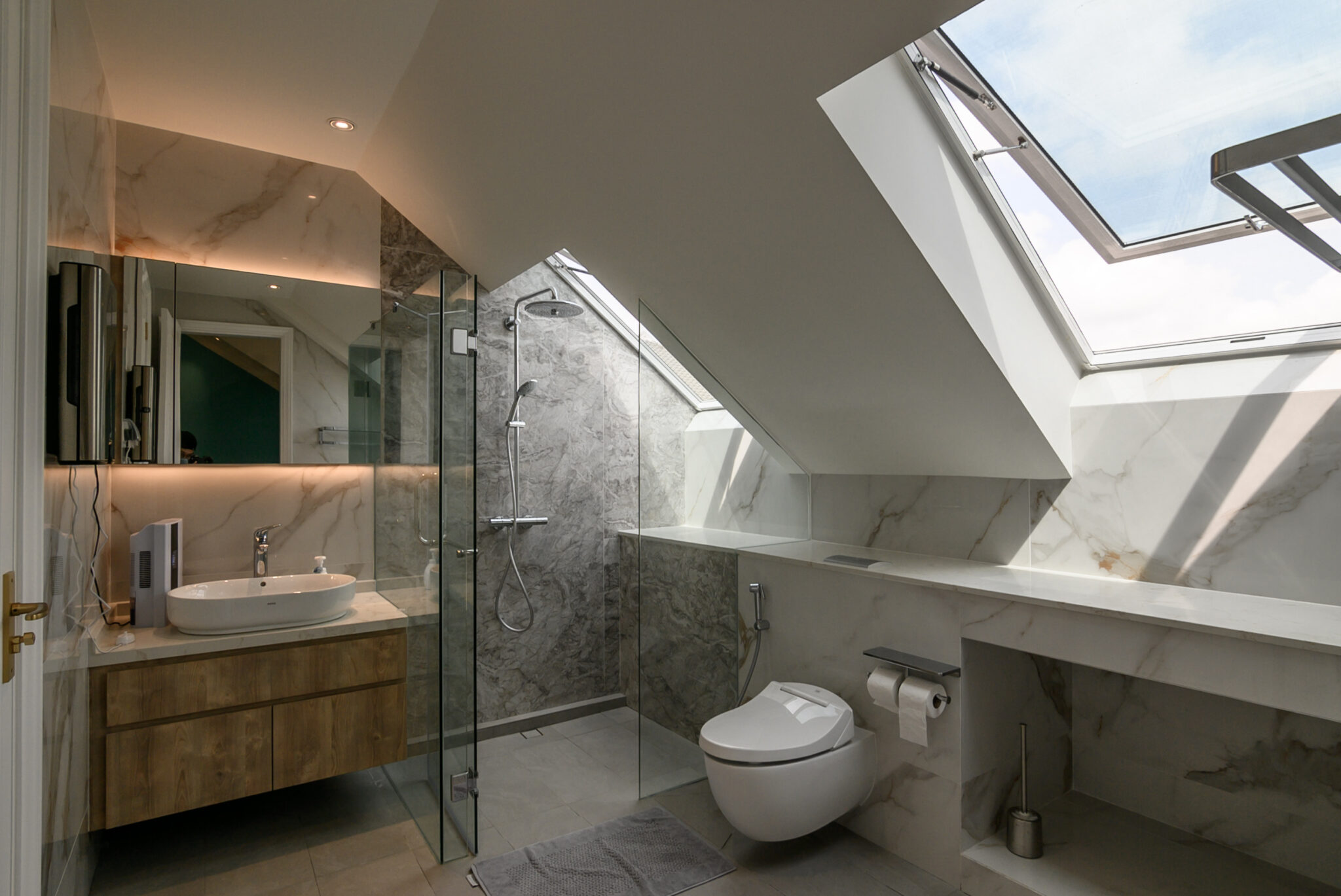 08 Attic Bath 01 2048x1369 1